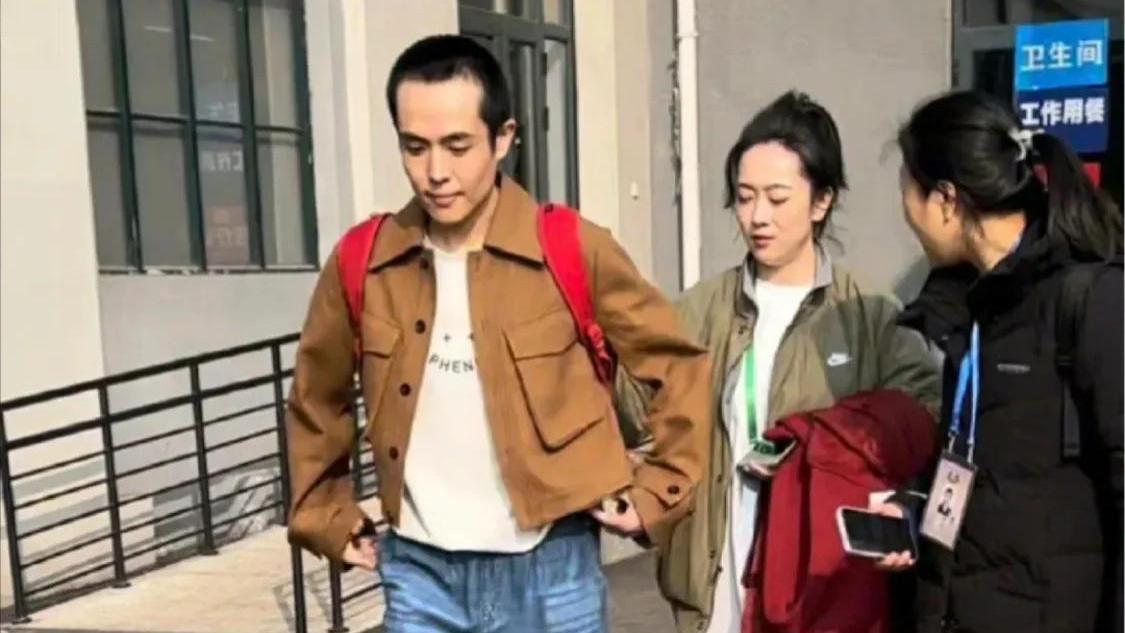 王星女友陪王星去参加综艺，她帮王星整理书包，他俩很有夫妻相！