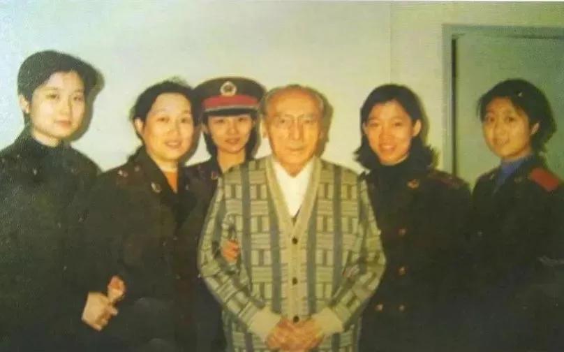 1955年，赛福鼎获授中将军衔，享受元帅待遇，开国大典时，站在毛主席身旁，留影，