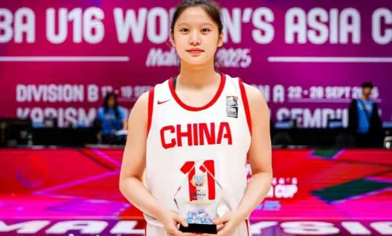 李沅珊是U16女篮唯一得奖的球员，李沅珊是这支中国女篮的核心，球迷亲切的喊她小李