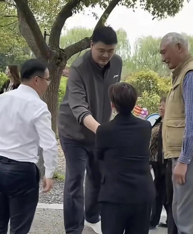 姚明陪爸妈苏州老家行，爸妈正面照首曝光