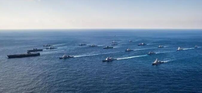 南海都快成了美军的伤心海啦！
两个月前，社交媒体上就曾疯传一段影像，说美军的一架