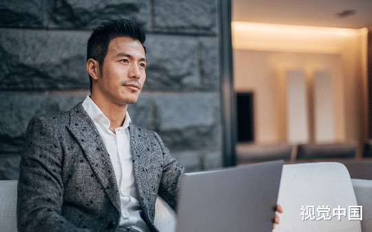 见家长那天，女友父母让我带上户口本说要送我一份大礼，后来才知是想替她妹妹养孩子