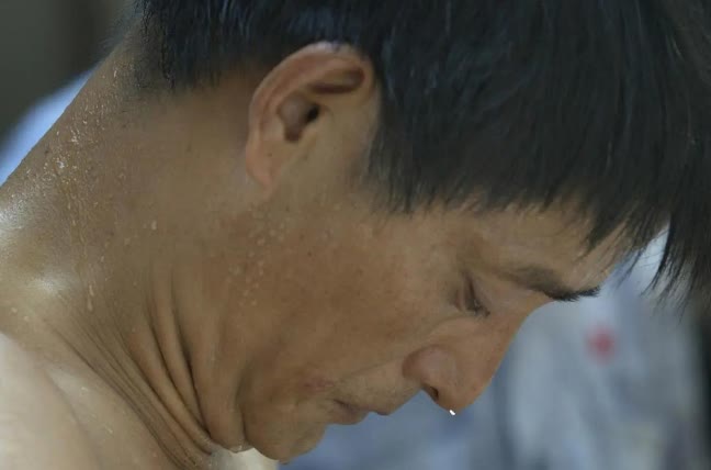 头出汗，其它地方少汗

现在不少人遇到这个问题，尤其是吃饭的时候，边吃边出汗