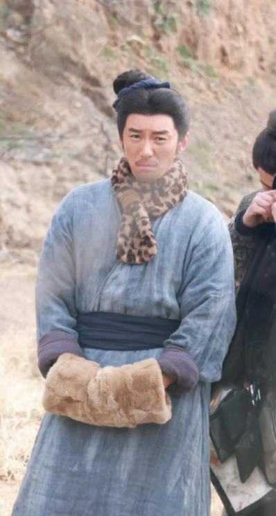 天呐!代旭在《轧戏》里演的裴轸，公司易主后竟去挖土，土色的脸满是苦涩。心疼代旭的