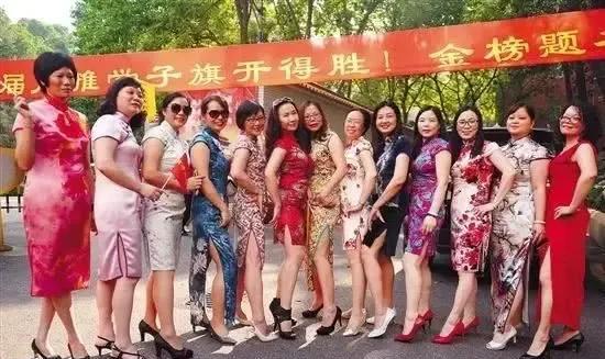 各省的高招分数出来了。
请穿旗袍助考的家长出来亮个相。
报一下你们的孩子高考成绩