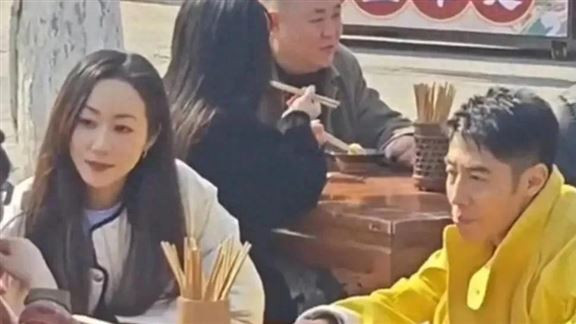撒贝宁韩雪现身开封，畅游清明上河园，感受河南人间烟火三餐四季