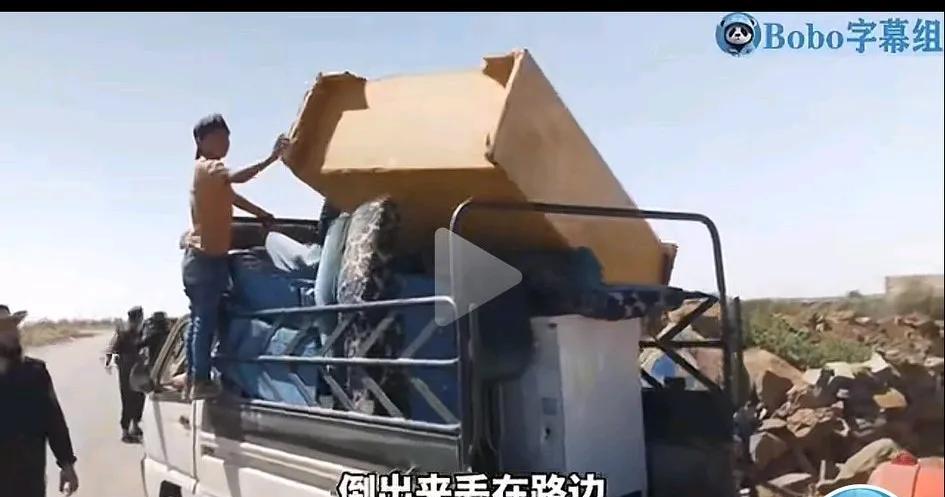 叙利亚穷的连大衣柜都开始抢了，这是叙利亚部落民兵洗劫苏韦达市，带着战利品离开情形