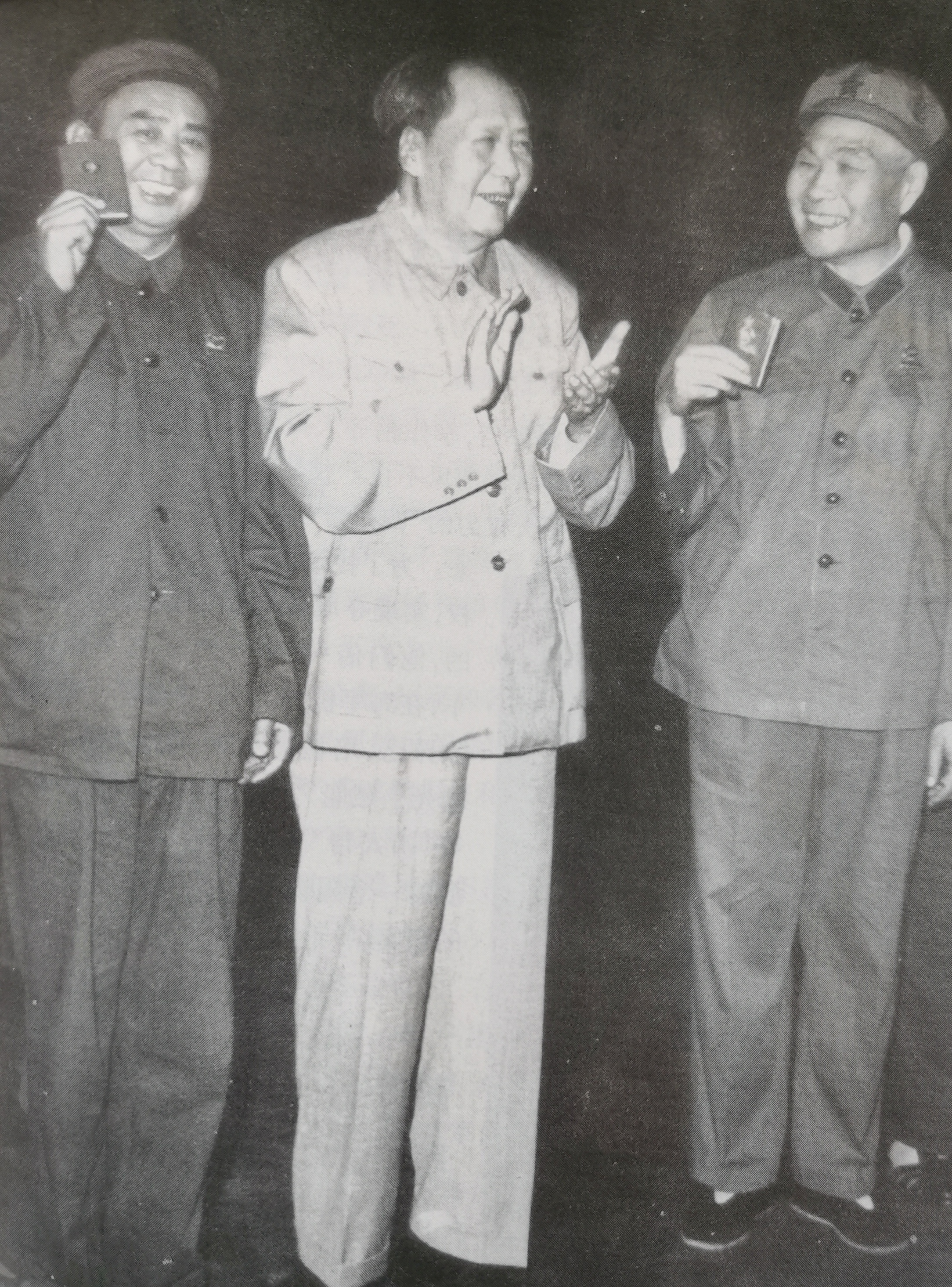 这张照片拍摄于1966年9月，那个时候能站在毛主席身边拍照，是一种政治身份的象征