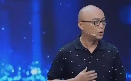在一次节目中，有一个富豪穿的衣着非常寒酸，但是他却这样说道：“我现在没有车，没有