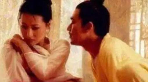 公元前206年，刘邦攻破咸阳城。秦王子婴献出玉玺，刘邦搂着美女走进胡亥的寝宫，往