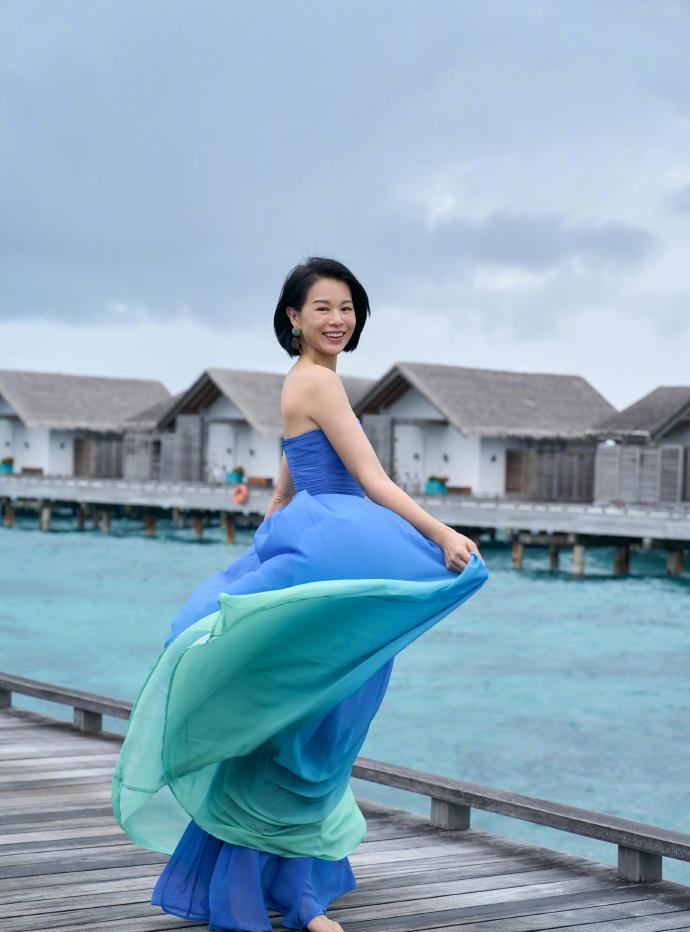 胡杏儿又带着老公出来秀恩爱了！一家五口去马尔代夫旅游了！
全家都穿着蓝色系的衣服