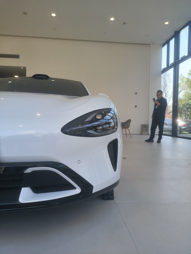 试驾su7体验远程遥控进出车位
su7真是心头爱，配置不够外观来凑，就是等车时间