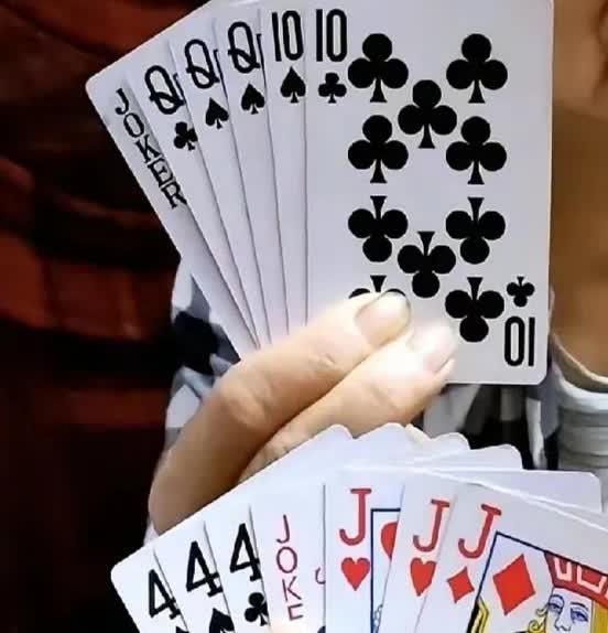 对方竟然仗着三个Q就敢向我亮牌，我还有一个大王呢，你说地主能赢不？

如图所