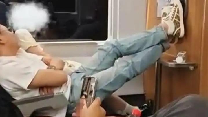 高铁骚扰现场惊现 “守护骑士”！目击者镜头下的自救教科书，看完后背发凉