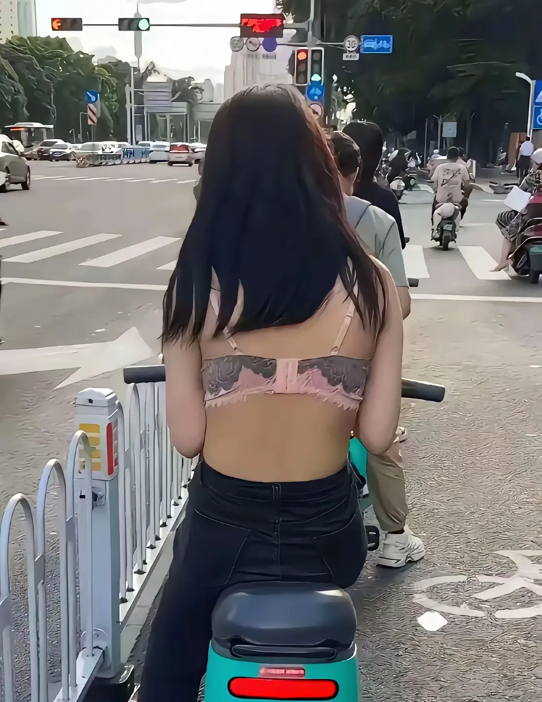 就是再热也不至于，穿成这样吧！自己不尴尬，尴尬的是别人，这个社会到底是怎么了？