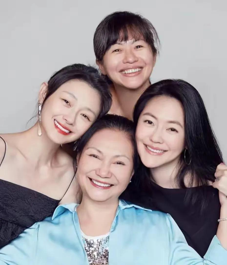 大s妈妈说：“大s自从生了小孩之后，身体就不太好，我不能离她太远，她有时候会突然