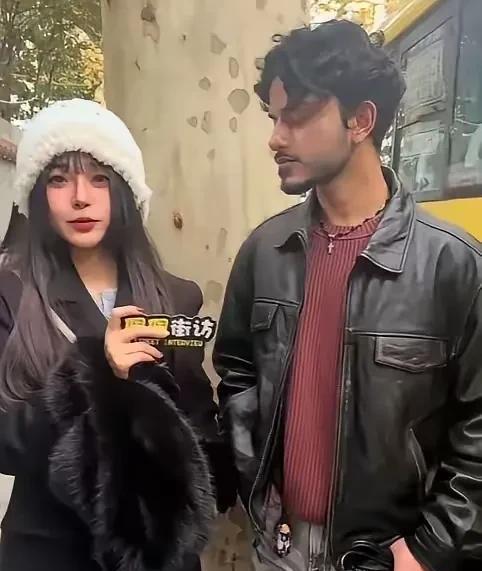 这位小姐姐找了一位印度男朋友，男朋友确实很帅啊，听说是高种姓，在当地很受尊敬。小
