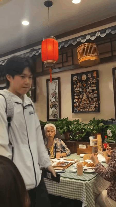 王楚钦又去玉桥吃饭啦！
大头今天穿着白色的外套，背着他的那款双肩包！
这个造型，