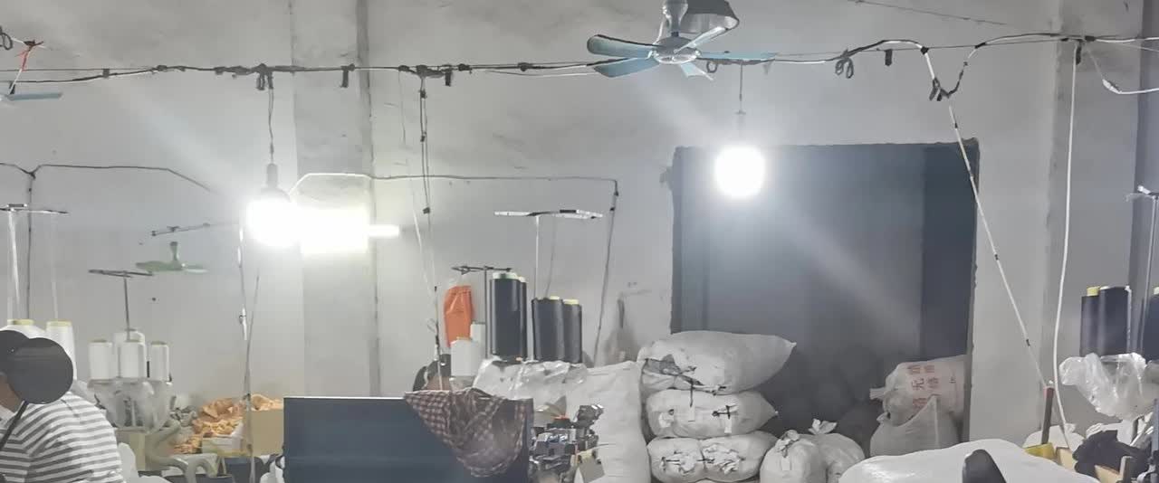 照片来自于昨天晚上8:40
从家婆家吃了饭下来，楼下的仓库，是车袜子的小仓库。