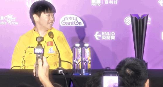 孙颖莎想去重庆景点游玩，说完望向王楚钦。

粉丝留言：王楚钦，轮到你了，你若