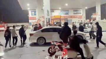 这是在拍古惑仔电影吗，如果不是，当地公安哪里去了？这应该是严重的黑社会性质吧？