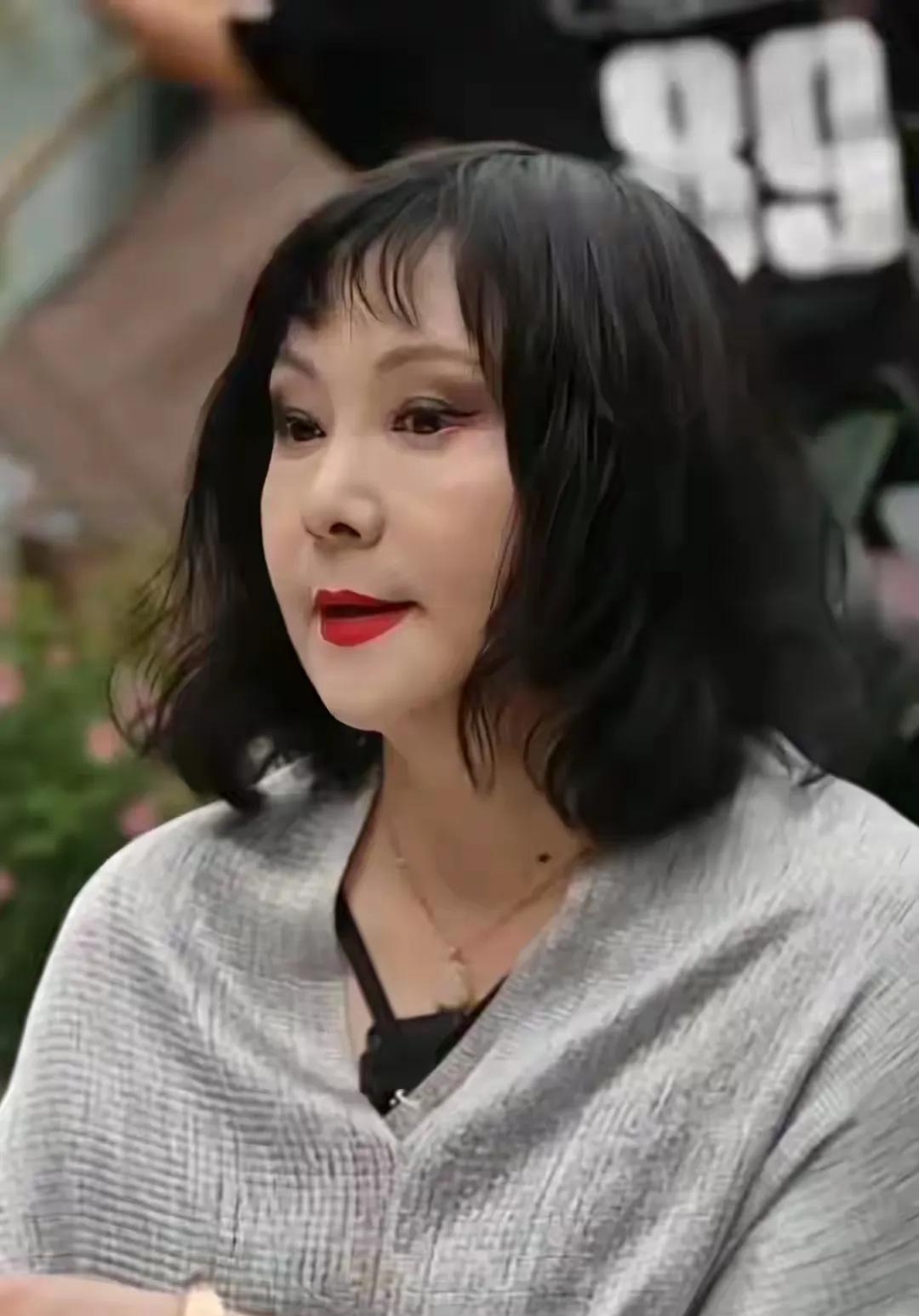 有谁知道她是谁吗？
岁月无情
当年的美人也经不住岁月的痕迹
变老了