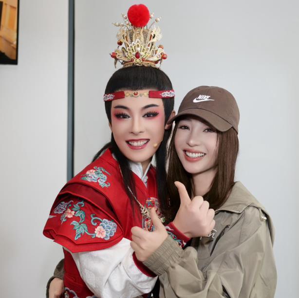 #柳岩看陈丽君红楼梦舞台泪崩# 女神柳岩晒出去看陈丽君《我的大观园》舞台剧。称舞