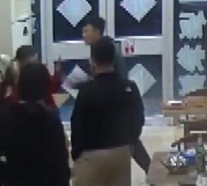 “正义虽迟但到！”山东淄博，老板娘被醉酒男子殴打在地，情急下她拿起酒瓶反击，导致