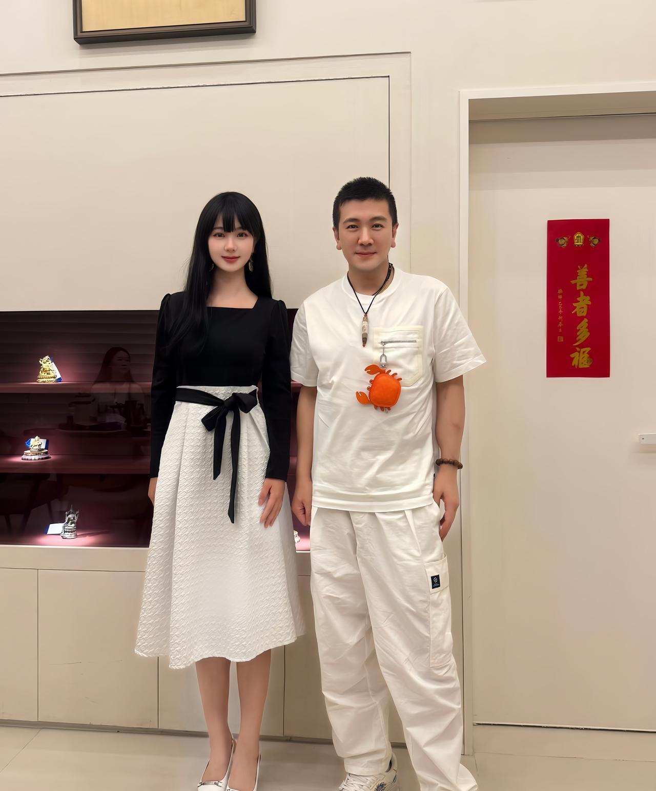 近日，杨子和美女合影，她的气质真好，杨子也挺有活力的，一点也看不出是50岁的人了