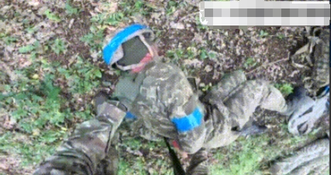 俄乌前线，俄军士兵拍摄了一段抓获乌军俘虏的图片。
图片显示，几名乌克兰士兵在投降