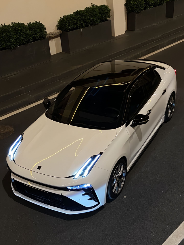 白车黑顶怎么样
领克03白车黑顶还是好看的。