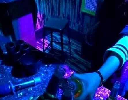 见钱眼开？近日，黑龙江2名男子去歌厅唱歌，女经理主动进入包厢
女经理端着果盘推