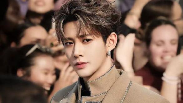 消失四月瘦到颧骨突出，转头曝签欢瑞接《千秋令》男主？邓为 “失踪” 是没戏拍还是憋大招？