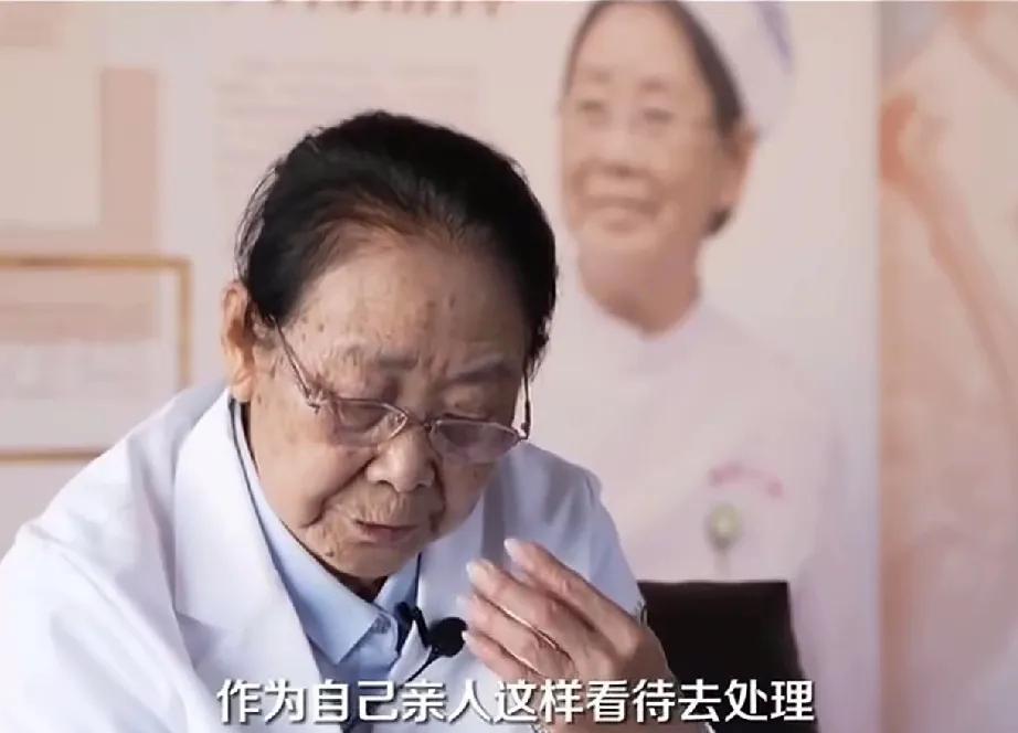 86岁的老护士被返聘，本来是奉献精神的榜样，网上却是一边倒的批评，这背后到底隐藏