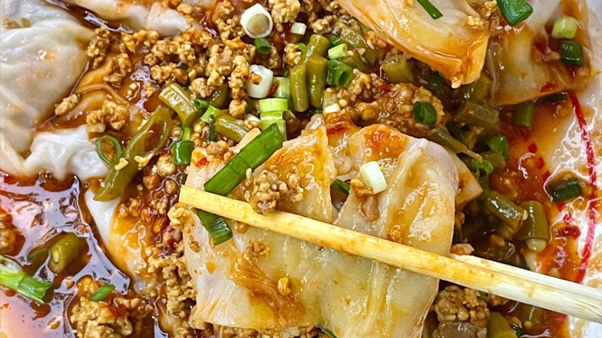 柳州寒冷的清晨之际，定要享用热腾腾的“柳式早餐”，吃完暖意能伴一整天