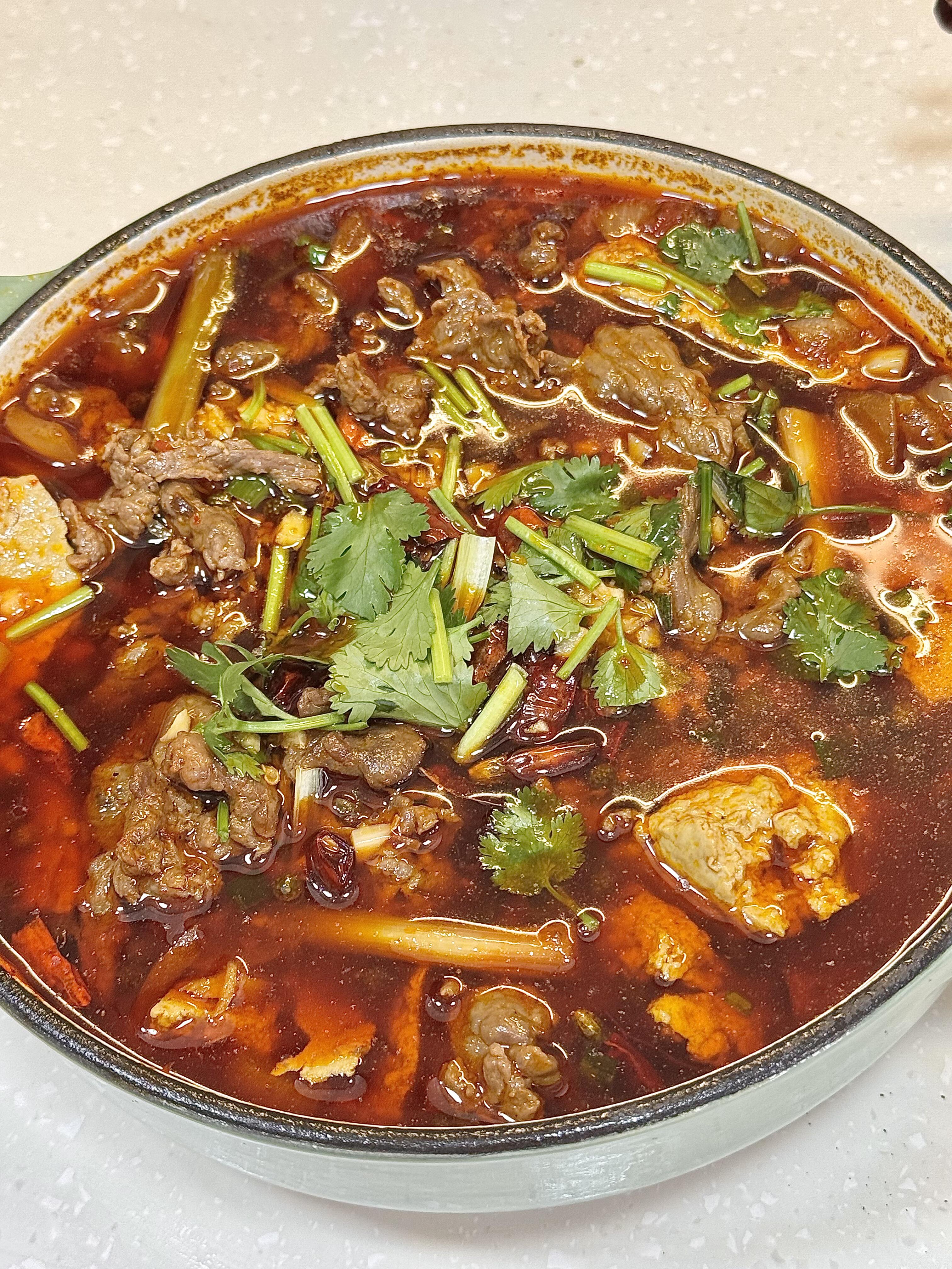 豆花牛肉，麻辣过瘾巨下饭
不会有失误的一道菜，牛肉鲜香麻辣，黑豆花非常入味，吃了