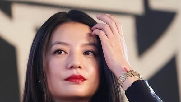 翻身无望！49 岁赵薇近况再曝：事业婚姻全失败，头发剪短苍老不堪