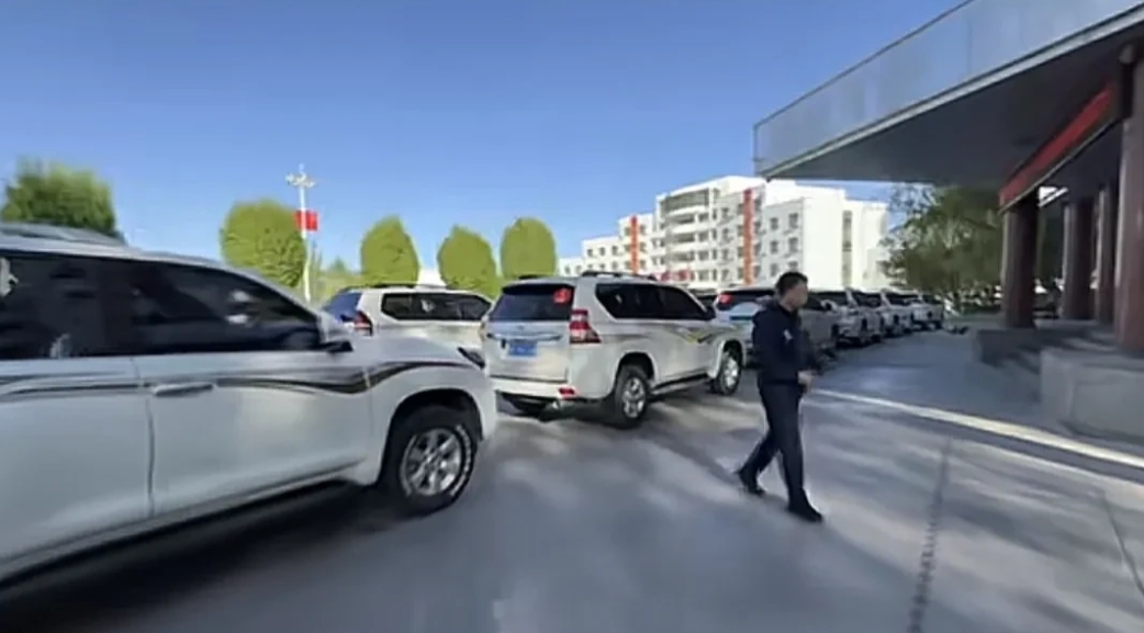 接受神州返回舱的地面车队因大量使用丰田越野车而遭到了一些网友的批评。
但希望这些