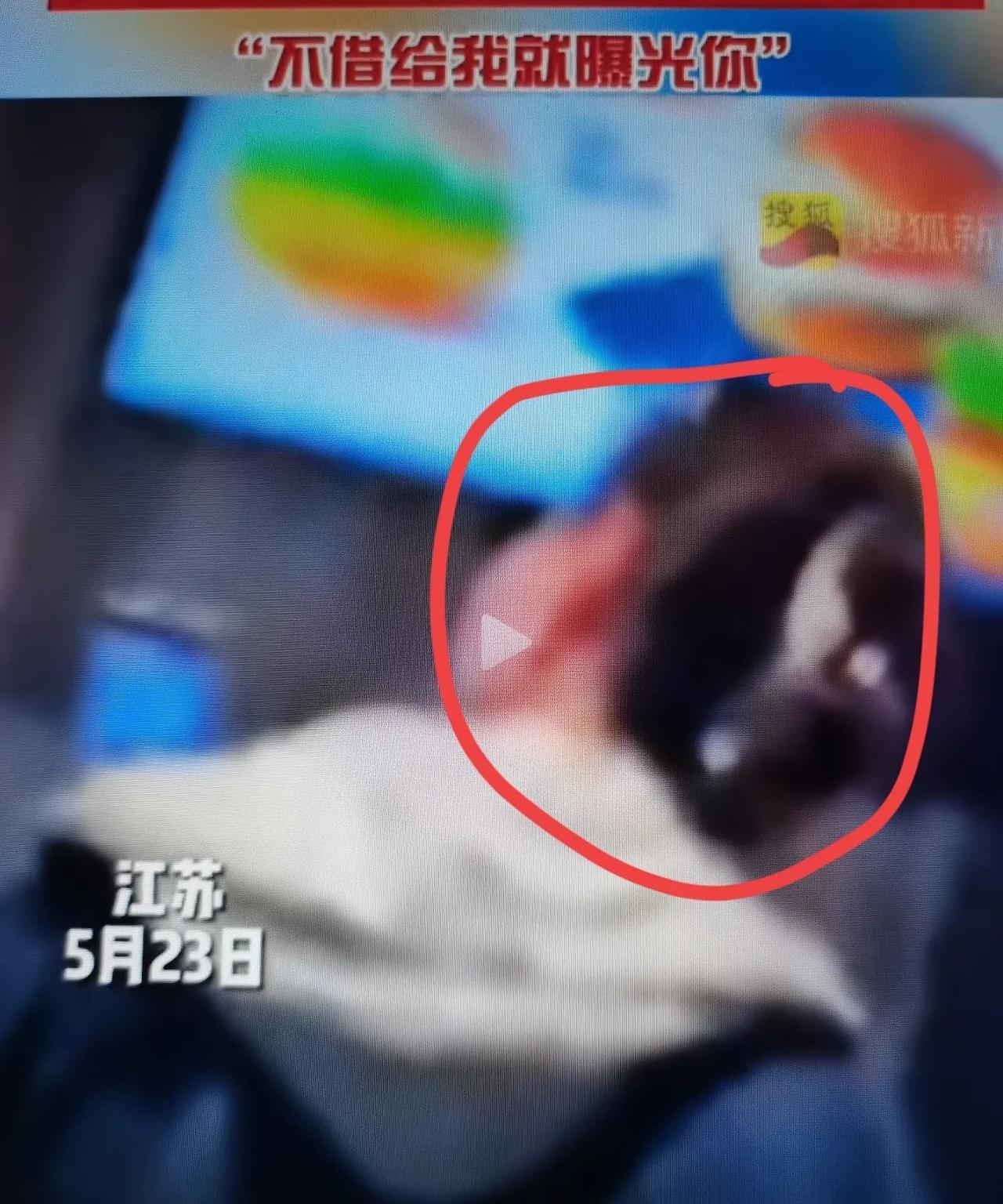 近日，江苏一女子快餐店借充电器，强硬质疑并大声威胁店员：不借给我曝光你！网友：这