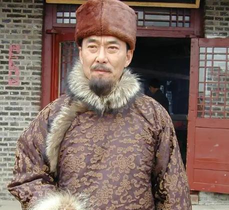 朱元璋想找理由杀了沈万三，指着猪蹄子问：“万三，这是什么菜？”沈万三当然知道朱元