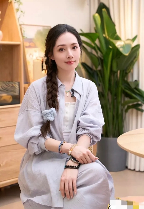 有点理解向太了！
为什么娱乐圈美女如云，非郭碧婷不可？

不是因为她长得漂亮，也