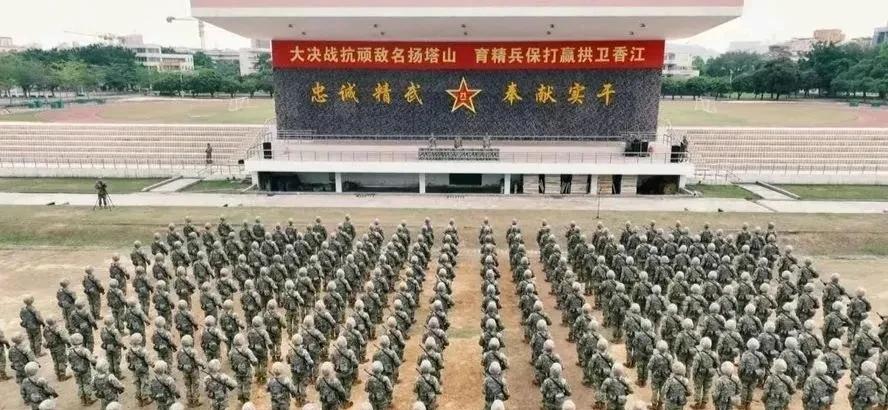 为什么没有国家敢对中国动武
一、230万解放军
二、3120万武警
三、5700