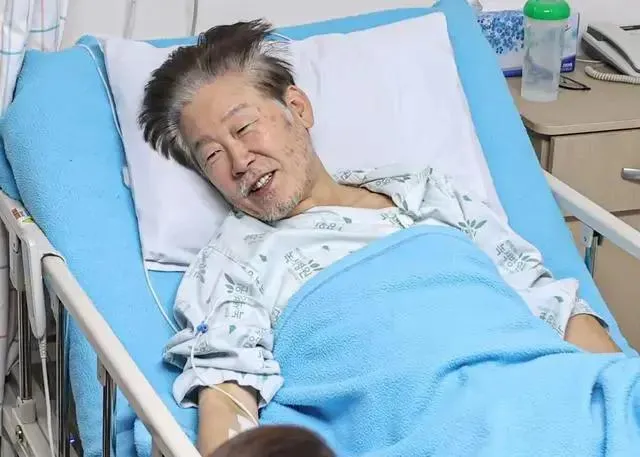 李在明绝对是个狠人，
这是2023年绝食时的照片，瘦得已经脱相了，但是在面对媒体