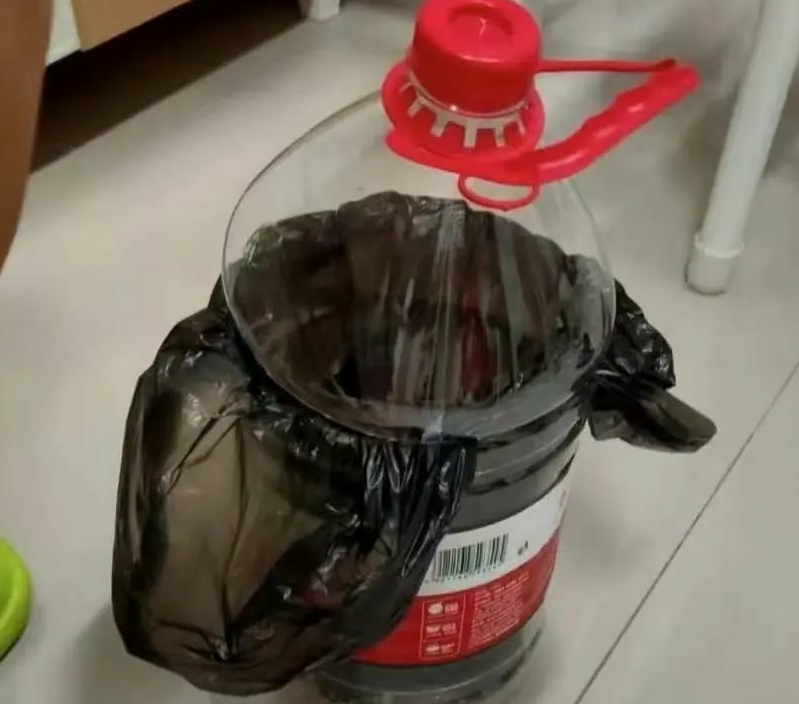 矿泉水瓶改成垃圾桶