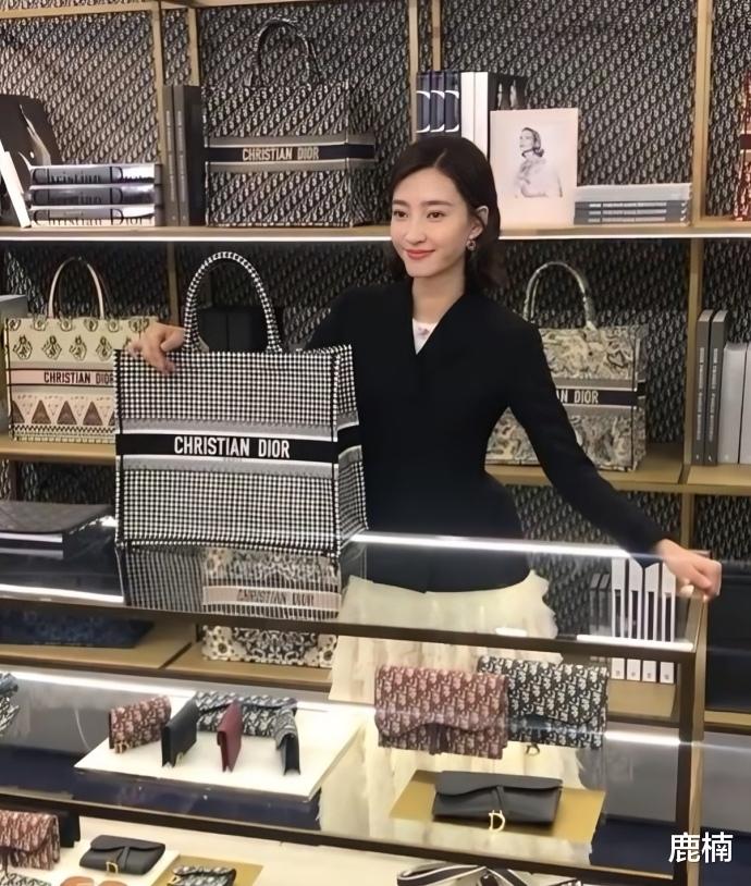 落草凤凰不如鸡？40岁女神“下海”拍短剧，老公于三年前被判无