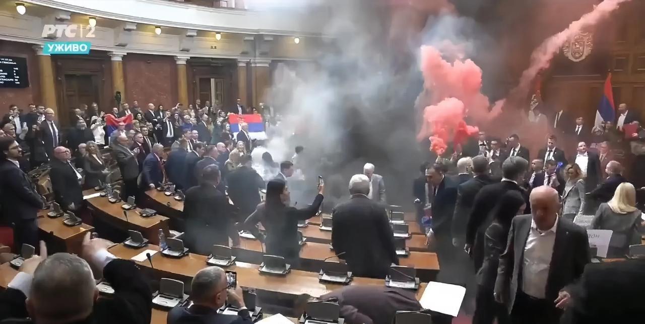 就在刚才，塞尔维亚议会发生了激烈的冲突，议员们甚至互相投掷烟雾弹。这个世界果然充