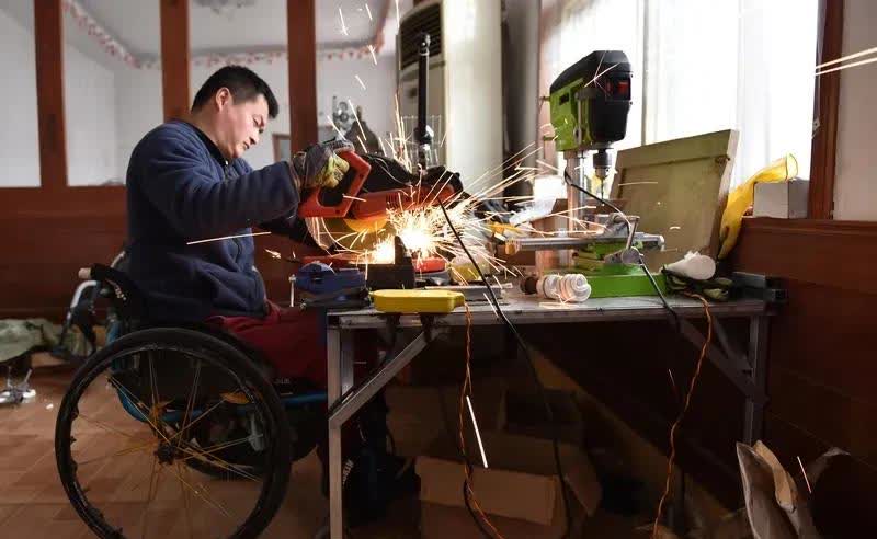 这话题听起来就很惊悚啊。怎么会有人奔着弄断残疾人好腿下功夫呢？这就像那些为了所谓