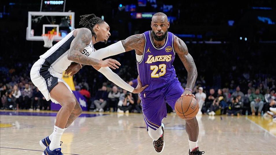 湖人VS马刺前瞻：背靠背遇4连胜马刺，是应该死磕还是战略性放弃