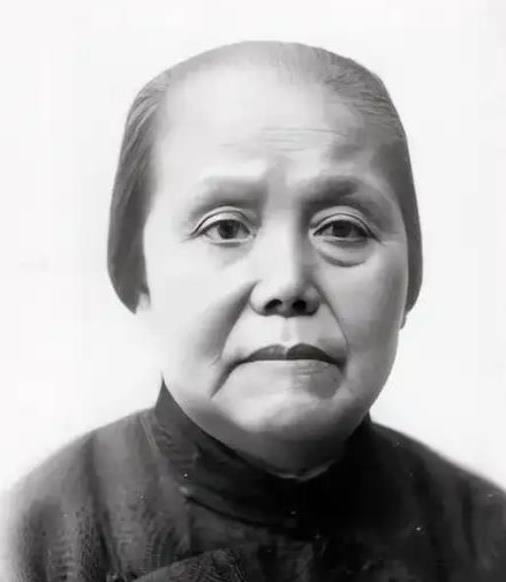 1915年，孙中山向发妻卢慕贞正式提出离婚，48岁的卢慕贞也不哭不闹，只是信中回
