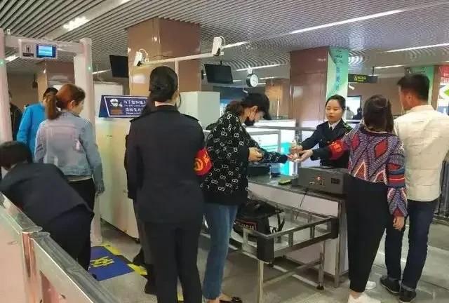 针对中国地铁安检问题，有美国人声称“中国地铁安检既愚蠢又可笑，不仅毫无作用，还侵